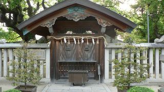 南北朝時代の南朝の将、楠木 正行（くすのき まさつら、生誕不詳−１３４８年）の墓、小楠公御墓所（しょうなんこうごぼしょ）