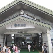 三角屋根が特徴的なＪＲ東日本としなの鉄道の共同利用駅です。