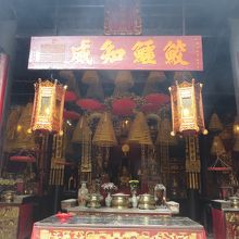 関帝古廟内部（正面にいるのが関羽将軍）