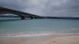 綺麗な海と絵になる橋