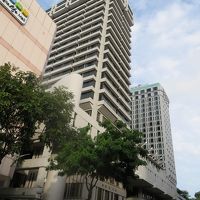 ホテル外観（手前がPENINSULA TOWER）