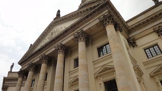 広場の南側にあります