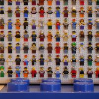 受付の壁面がレゴフィグで埋め尽くされてます！