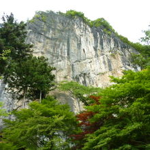 巨大な岩