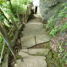 入口へと続く石階段