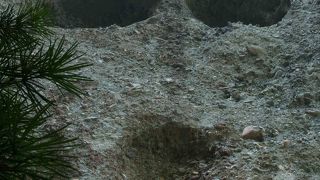 本堂背後の人面崖