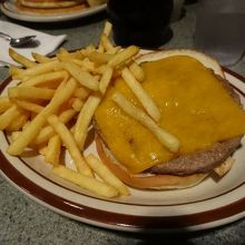 ケイキメニューのチーズバーガーです