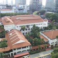 12階の部屋でしたが、ラッフルズホテルが見えます。