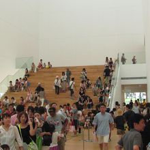 エントランスの大階段も大混雑！