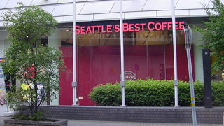 駅のすぐ向かいにあります