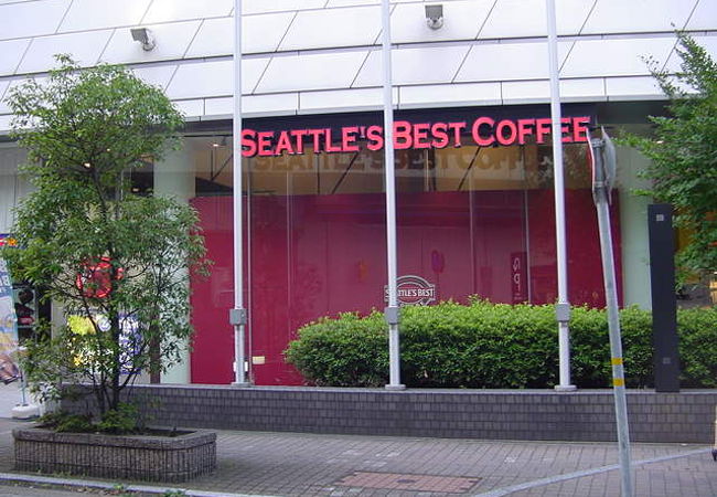 駅のすぐ向かいにあります