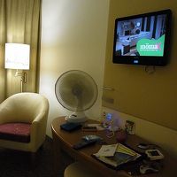 机の上にごちゃごちゃ乗っているのは私の荷物です