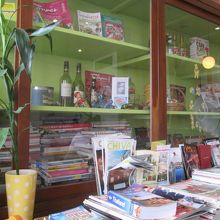 キャビネットに飾られた小物類ｎも家庭的な雰囲気があります