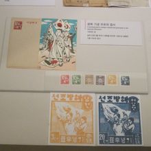 切手と絵はがき。絵はがきは複雑な気持ち。