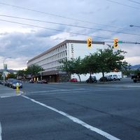 南側の道路から見た全景
