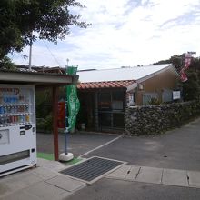 島で唯一の自販機と郵便局。