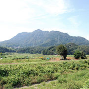 青郷駅舎の中に登山地図や山に関する資料の展示