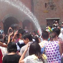 ゲストの中に特大ホースを持ってキャストが出現。