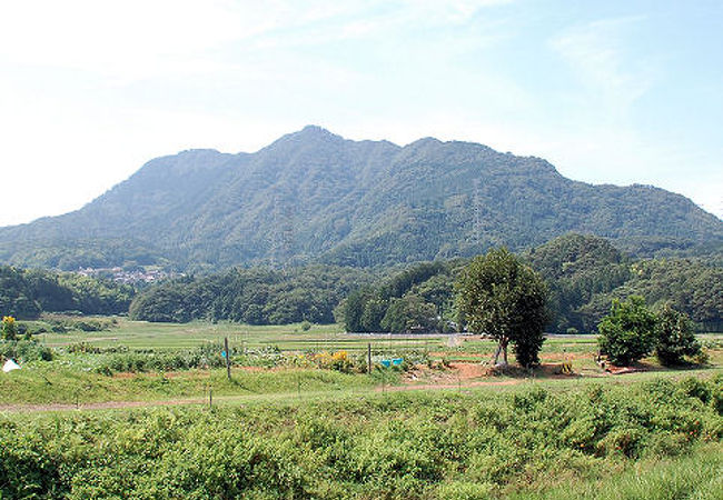 青郷駅舎の中に登山地図や山に関する資料の展示