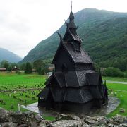 黒光りする丸いフォルムの瓦は竜の鱗！ヴァイキング時代の特徴を残す黒教会