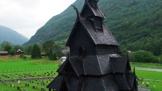 黒光りする丸いフォルムの瓦は竜の鱗！ヴァイキング時代の特徴を残す黒教会