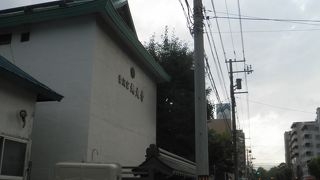 北海道大学の１３条門を出てしばらく行くとある