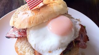 原子力空母級のインパクトのあるハンバーガー