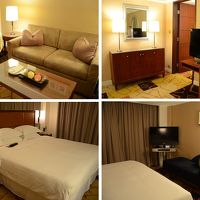 スイートのリビング部分と寝室部分。