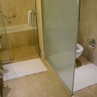 スイートの浴室。洗面台は二つ。浴槽の外でも体が洗える構造。