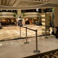 ロビー階。フロント周辺は天井が低くてちょっと圧迫感あり。