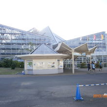 咲くやこのはな館建物全景です。