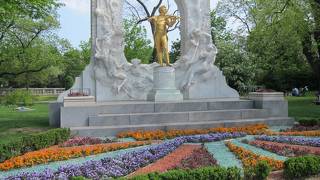 ウィーンの象徴的シュトラススの像が見れる