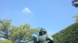 甲府駅前にある信玄公像です！！