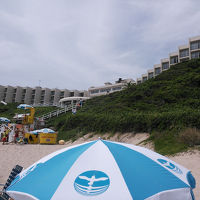 海から見たホテル