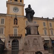 イタリア統一の英雄の銅像があるパルマの中心の広場