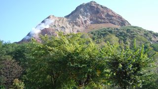 煙の立ち上る壮大な山