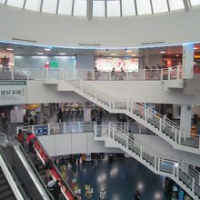 乗降客の人数に比べカウンターが小さいのでは？