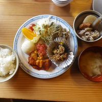 夕食です、ご飯とみそ汁のお代わり出来ます