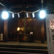 夜に行ったら社が閉まっていました。