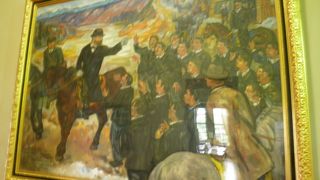 廊下の絵画も興味深い