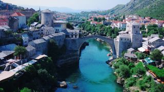 悲しい過去を飲み込んだエメラルドのような深いグリーンの美しい川