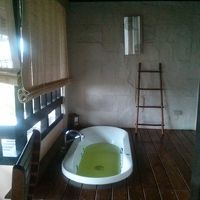 デッキにバスタブあり。バスタブの横がすぐシャワールーム