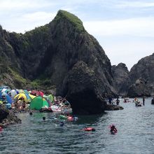 カラフルなところがヒリゾ浜。すごい人です。