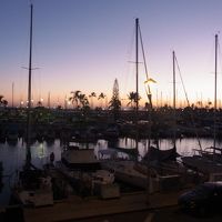 バーの近くにはヨットハーバーが広がります。