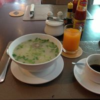 朝食に頼んで作ってもらったカオトムガイ（鶏のお粥）