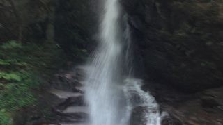 繊細で美しい滝です。