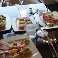 高層階のレストランは景色がいいです（写ってないですが）。