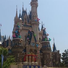30周年に関連した装飾のシンデレラ城。