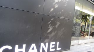 ビルそのものがシャネル