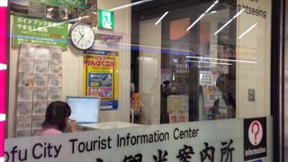 改札前にあり便利な案内所です!!